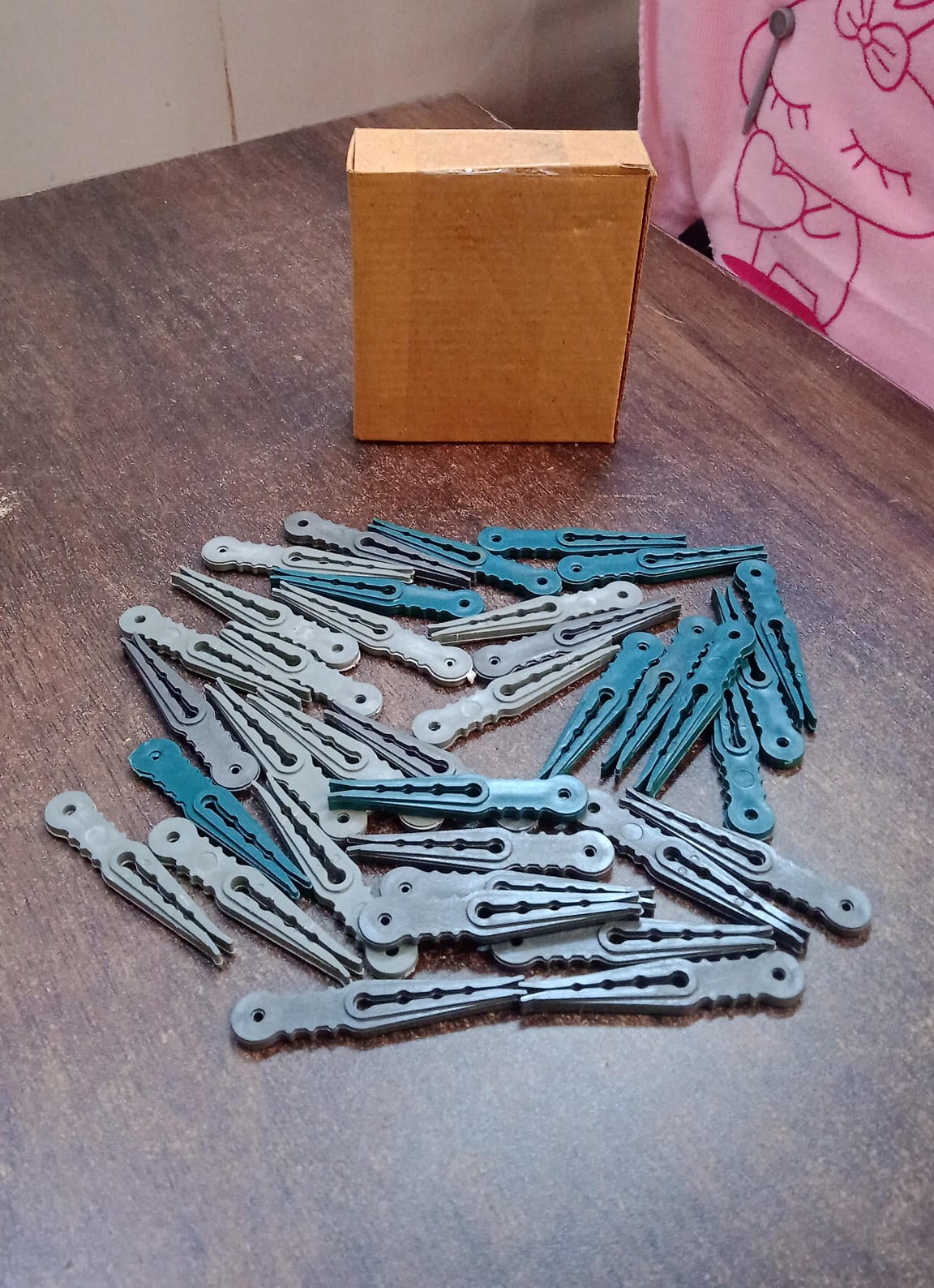 36Pcs MULTIPURPOSE PLASTIC CLOTH HANGING PEGS / CLIPS - 36 PCS 36Pcs MULTIPURPOSE PLASTIC CLOTH HANGING PEGS / CLIPS - 36 PCS